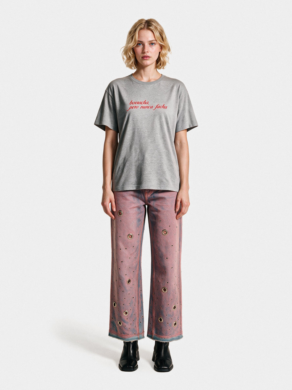 Pink low-rise jeans with metal eyelets by Colmillo de Morsa, front view