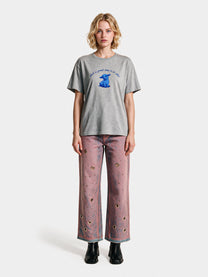 Pink low-rise jeans with eyelets, front view styled with a grey t-shirt